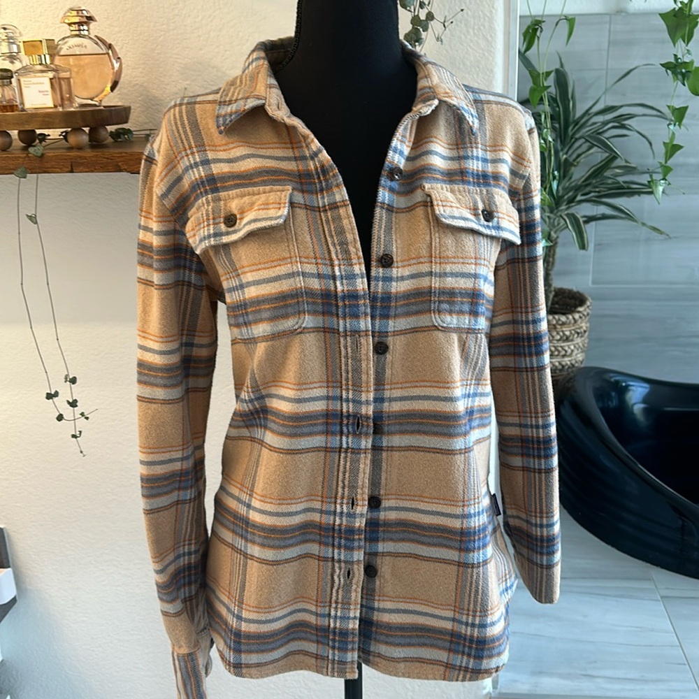 Women’s Patagonia cotton plaid button up